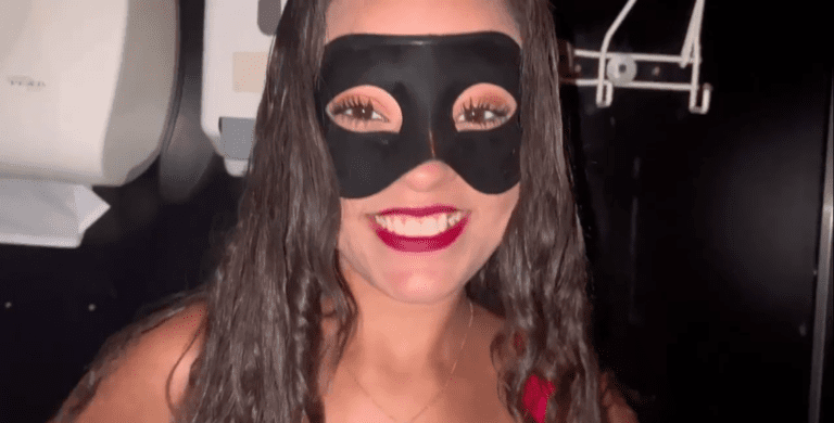 Casal brincando no glory hole - Manual Cuckold