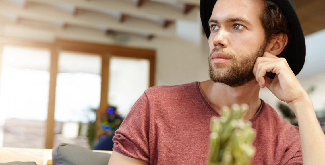 Homem refletindo sobre o que é cuckold