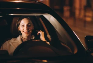 Mulher rodando pelas áreas de dogging com seu carro a procura de diversão