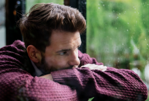 Homem pensativo refletindo como convencer a esposa a viver o cuckold