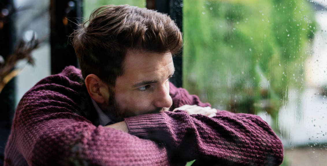 Homem pensativo refletindo como convencer a esposa a viver o cuckold