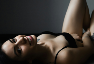 Mulher sensual em ambiente íntimo, representando o desejo e protagonismo da hotwife no fetiche cuckold com negros.