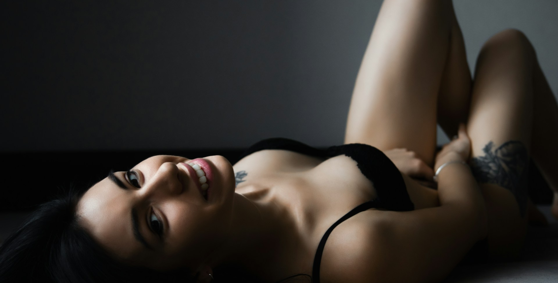 Mulher sensual em ambiente íntimo, representando o desejo e protagonismo da hotwife no fetiche cuckold com negros.