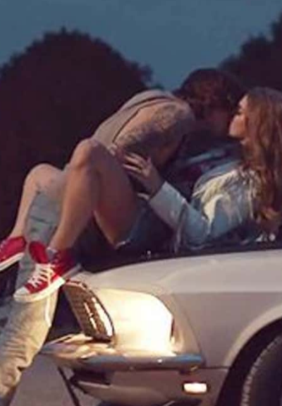 Casal em local isolado ao ar livre em São Paulo, representando a prática de dogging na capital paulista.