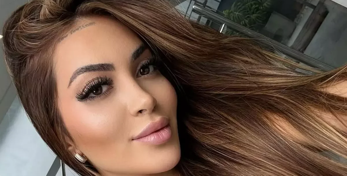 Mari Ávila posa sensual em imagem de capa ao falar sobre fetiche com corno submisso