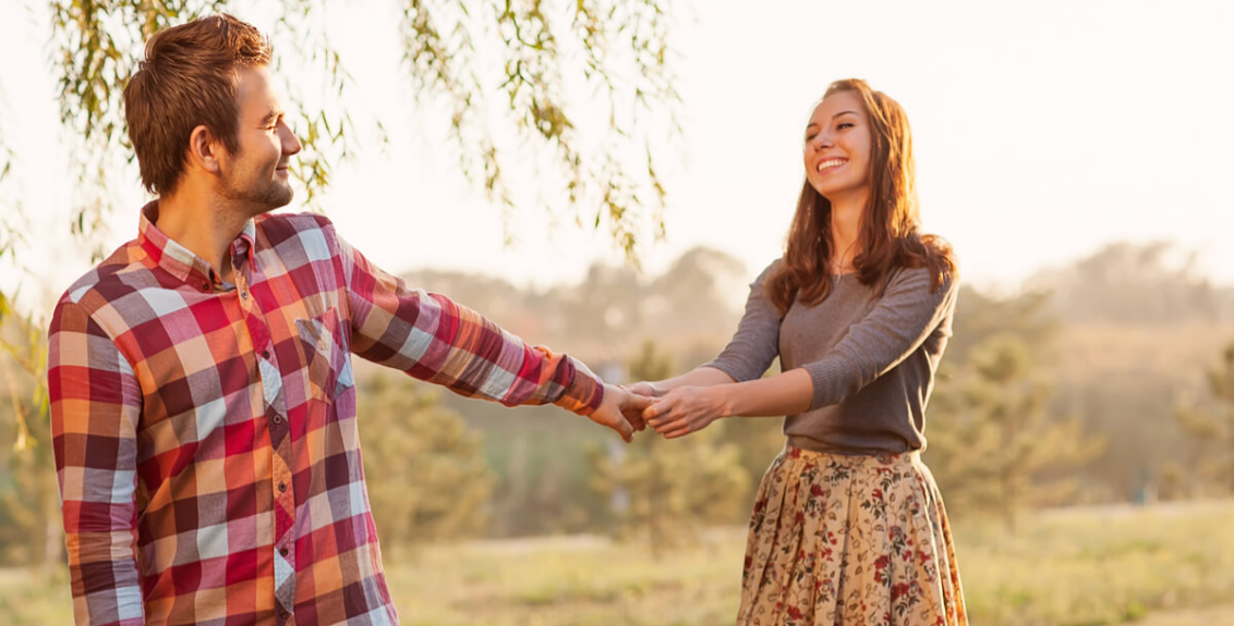 Casal de mãos dadas, representando confiança e abertura na traição consensual