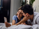 Casal conversando com cumplicidade e confiança sobre fantasias sexuais – guia cuckold iniciantes