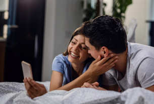 Casal conversando com cumplicidade e confiança sobre fantasias sexuais – guia cuckold iniciantes