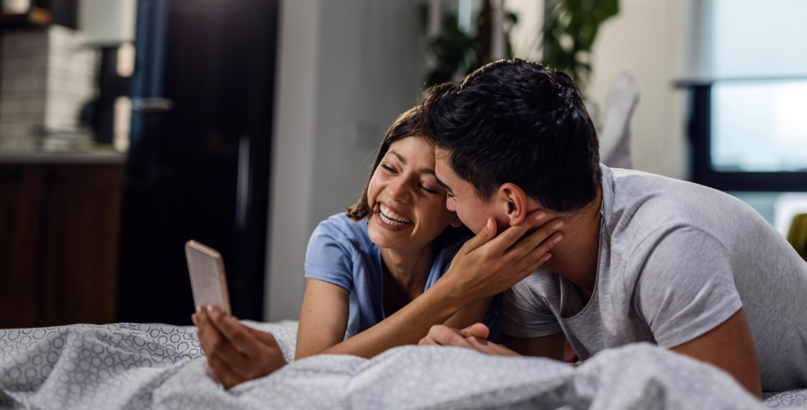 Casal conversando com cumplicidade e confiança sobre fantasias sexuais – guia cuckold iniciantes