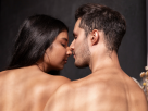 Casal sensual com clima de cumplicidade e tensão erótica, representando a traição consentida
