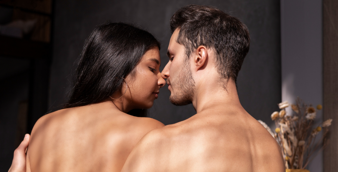 Casal sensual com clima de cumplicidade e tensão erótica, representando a traição consentida