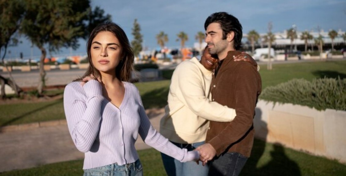 Mulher com amiga e marido, representando o fetiche cuckold reverso com empoderamento feminino