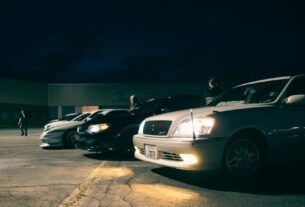 Carro estacionado em local isolado à noite representando discrição e dúvidas se dogging é crime no Brasil