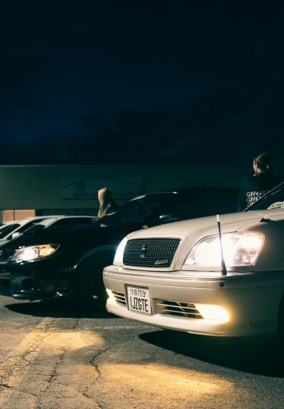 Carro estacionado em local isolado à noite representando discrição e dúvidas se dogging é crime no Brasil