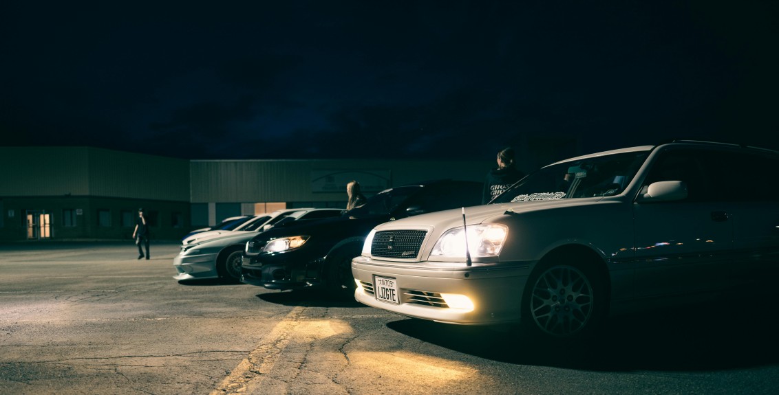 Carro estacionado em local isolado à noite representando discrição e dúvidas se dogging é crime no Brasil