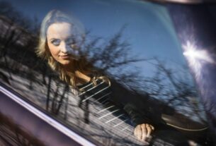 Casal no carro observado à distância, representando o fetiche do dogging e voyeurismo com discrição e excitação