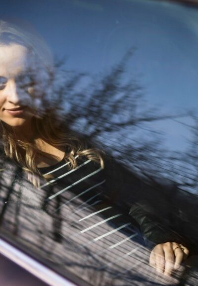 Casal no carro observado à distância, representando o fetiche do dogging e voyeurismo com discrição e excitação