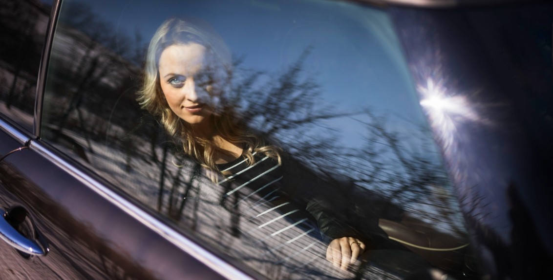 Casal no carro observado à distância, representando o fetiche do dogging e voyeurismo com discrição e excitação