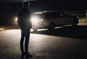 Homem observando casal passando de carro por local de dogging, representando os relatos de dogging.