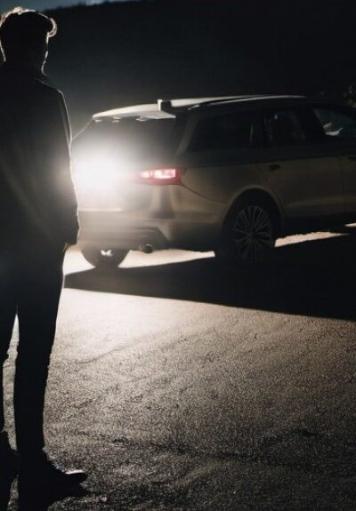 Homem observando casal passando de carro por local de dogging, representando os relatos de dogging.