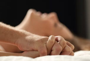 Casal explorando fantasias de humilhação dentro do universo cuckold, com provocação e submissão simbólica.