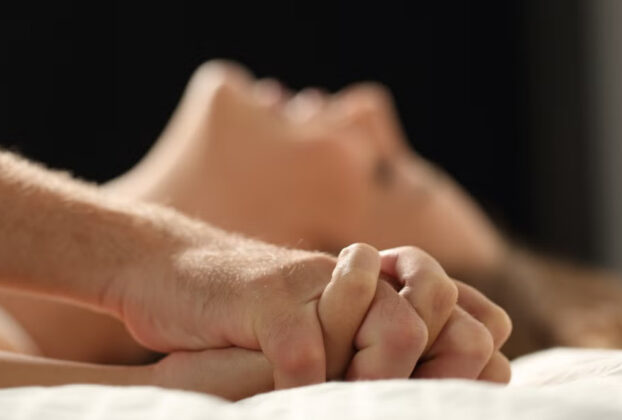 Casal explorando fantasias de humilhação dentro do universo cuckold, com provocação e submissão simbólica.