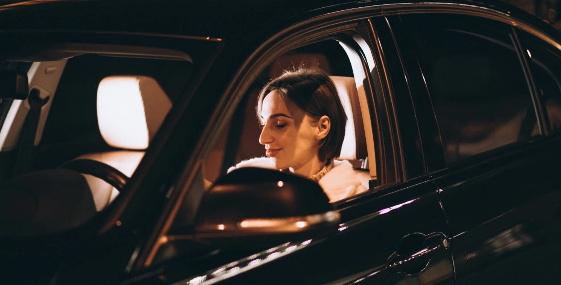 Casal explorando curiosidade sexual em ambiente público de forma discreta