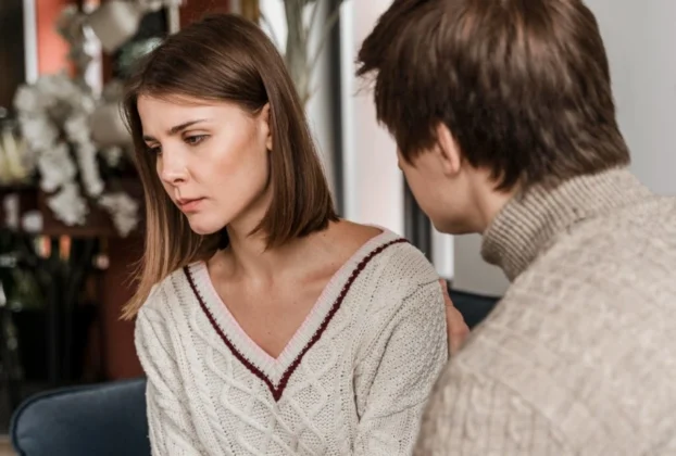 Casal conversando e mulher claramente com resistência feminina ao cuckold