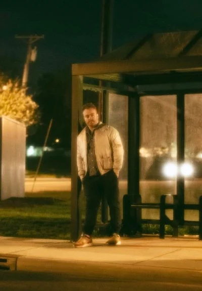 homem em ponto de dogging representando a segurança em práticas sexuais públicas