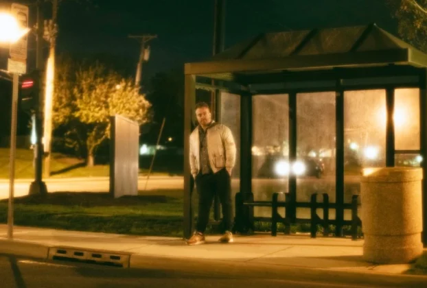 homem em ponto de dogging representando a segurança em práticas sexuais públicas