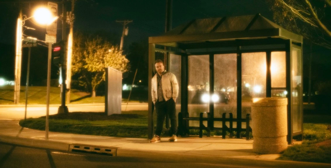 homem em ponto de dogging representando a segurança em práticas sexuais públicas