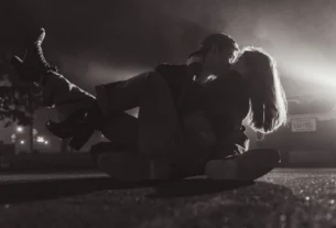 sexo ao ar livre entre desconhecidos em ambiente discreto e noturno