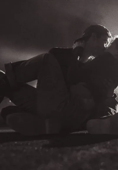 sexo ao ar livre entre desconhecidos em ambiente discreto e noturno