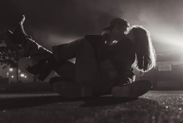 sexo ao ar livre entre desconhecidos em ambiente discreto e noturno