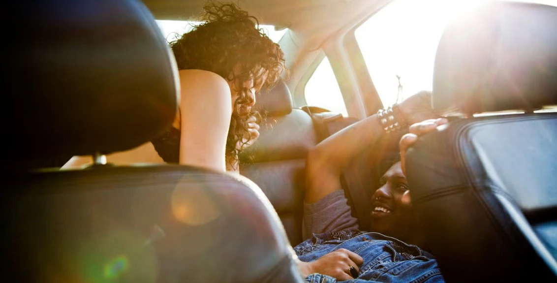 sexo ao ar livre consensual entre adultos dentro do carro