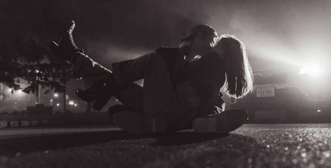 sexo ao ar livre entre desconhecidos em ambiente discreto e noturno