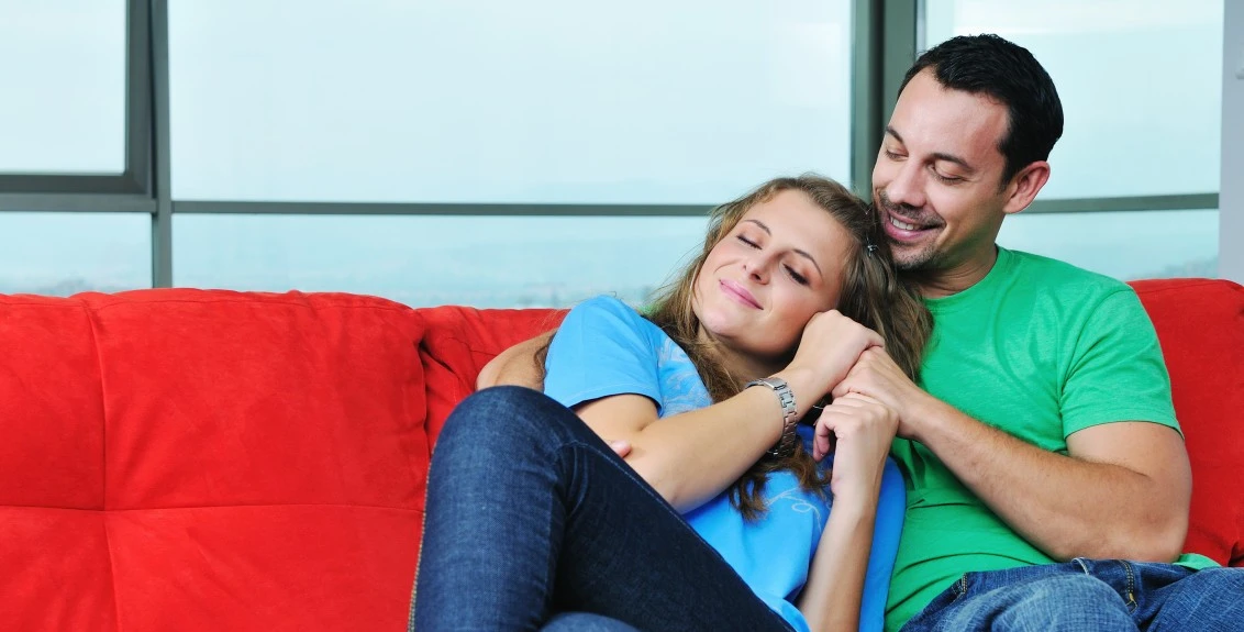 Casal discutindo regras antes de iniciar no cuckold