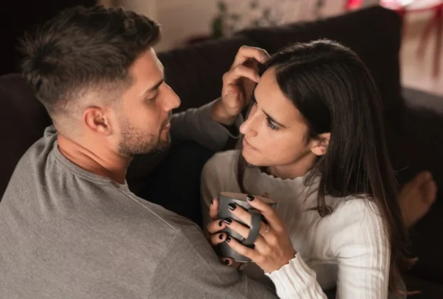 Casal conversando sobre como propor cuckold para a esposa com segurança