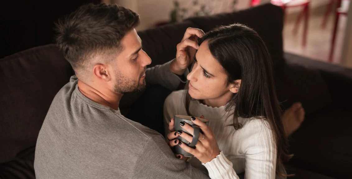 Casal conversando sobre como propor cuckold para a esposa com segurança