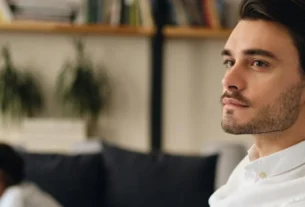 Homem refletindo sobre desejo cuckold masculino e relacionamento