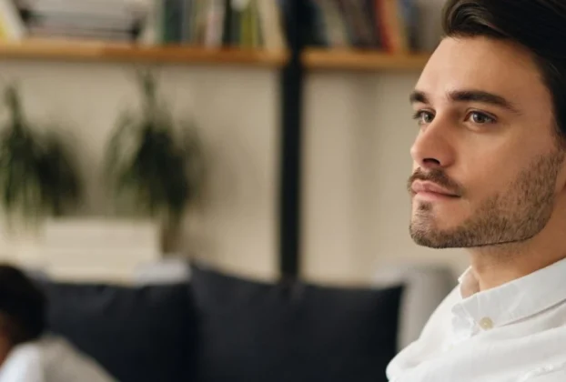 Homem refletindo sobre desejo cuckold masculino e relacionamento