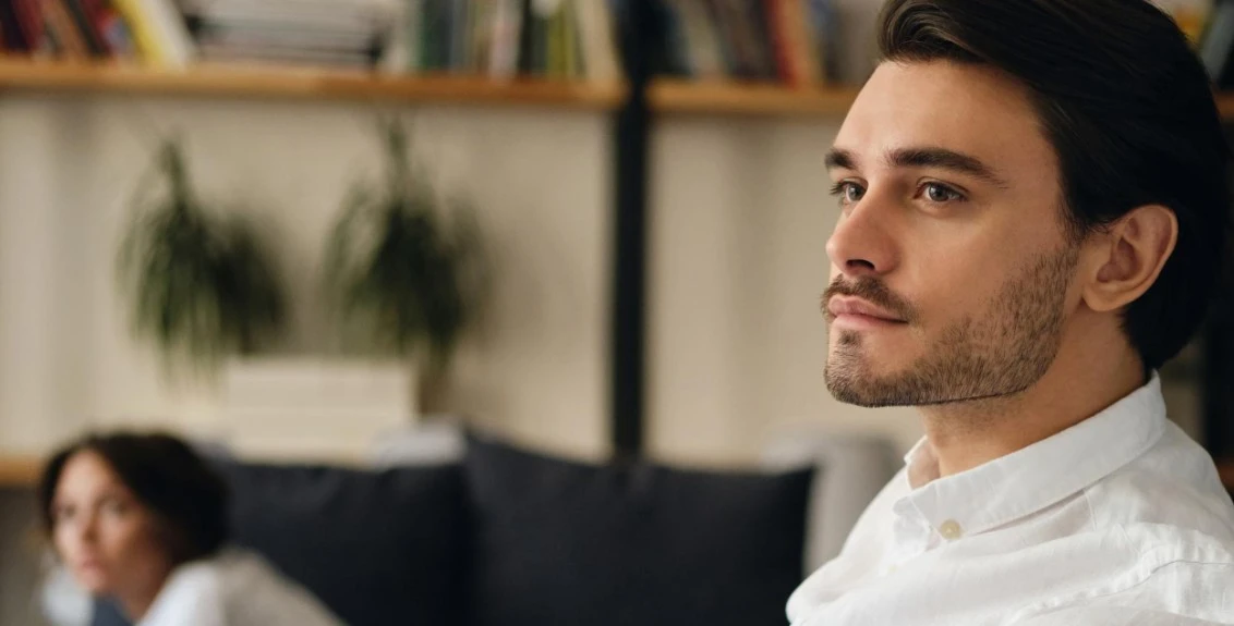 Homem refletindo sobre desejo cuckold masculino e relacionamento