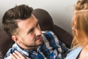 Casal conversando sobre a diferença entre cuckold e traição