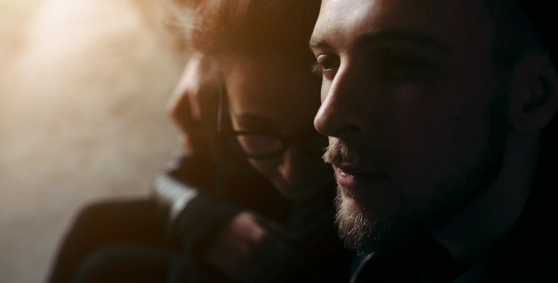 Homem refletindo sobre fidelidade no casamento