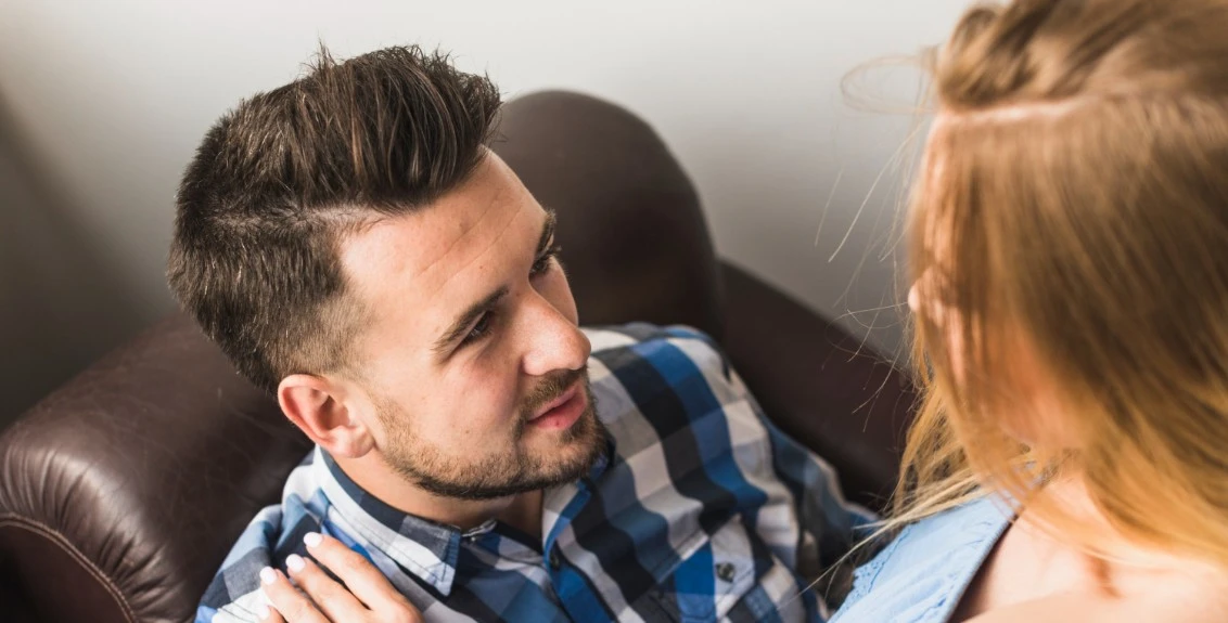 Casal conversando sobre a diferença entre cuckold e traição