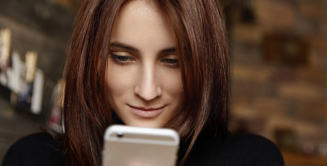 mulher usando grupo cuckold no telegram