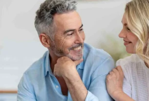 mulher liberal no relacionamento conversando com o parceiro