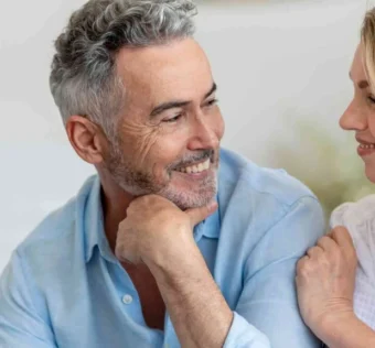 mulher liberal no relacionamento conversando com o parceiro