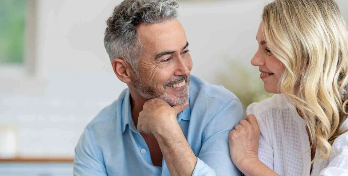 mulher liberal no relacionamento conversando com o parceiro