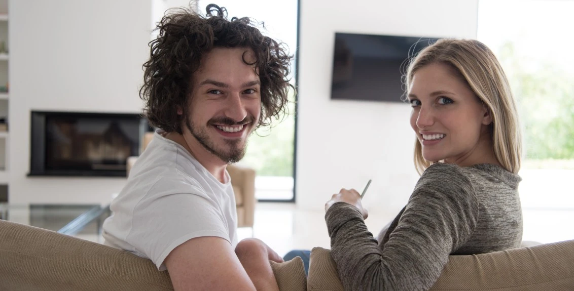 Casal conversando seriamente sobre confiança